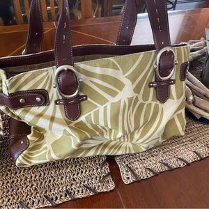 Summer shoulder bag with palm leaves.